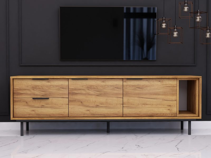 TV-Lowboard Cala 175cm in Eiche Craft Gold Matt im modernen Wohnzimmer mit schwarzer Wand und Fernseher.
