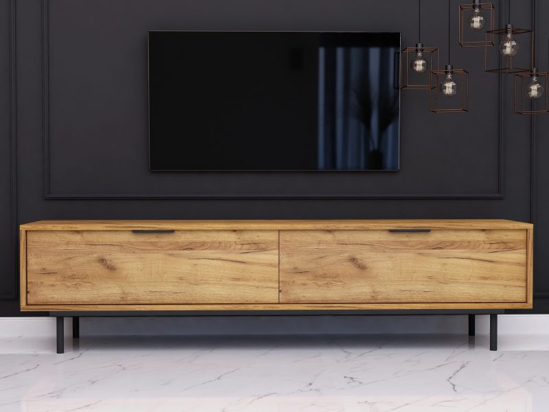 TV-Lowboard Cala 180cm Eiche Craft Gold Matt im modernen Wohnzimmer mit Fernseher an schwarzer Wand.