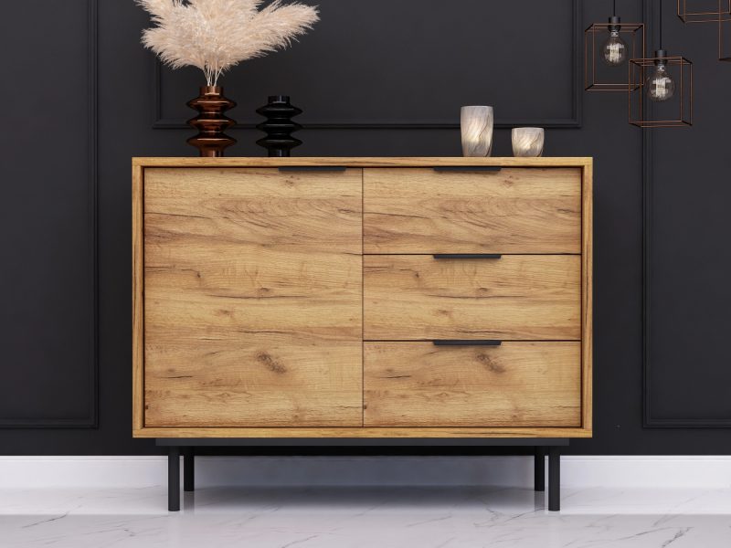 Kommode Cala 104cm Eiche Craft Gold Matt im modernen Wohnzimmer mit schwarzer Wand und Dekoration.