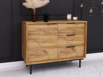 Kommode Cala 104cm Eiche Craft Gold Matt, seitliche Ansicht mit Dekoration auf der Oberfläche.