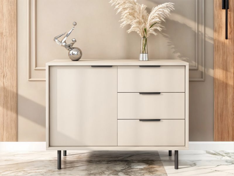 Kommode Cala 104cm Kaschmir Matt mit drei Schubladen und einer Tür im modernen Wohnraum.