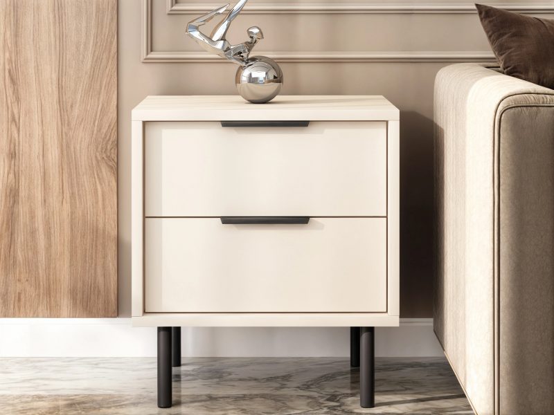 Nachttisch Cala Kaschmir Matt, frontal neben dem Bett platziert.