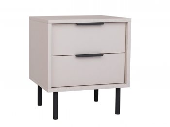 Nachttisch Cala Kaschmir Matt in schräger Ansicht mit schwarzen Griffen.