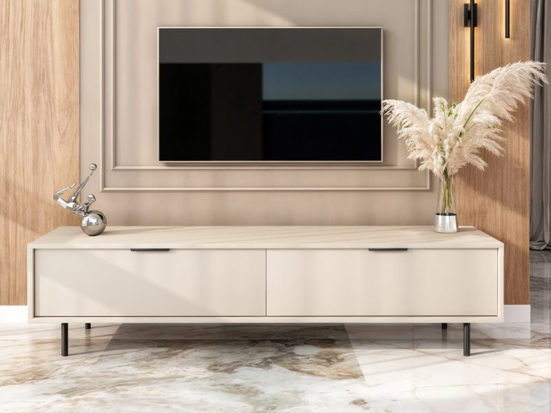Modernes TV-Lowboard Cala 180cm in Kaschmir Matt im Wohnzimmer mit Dekoration und Fernseher.