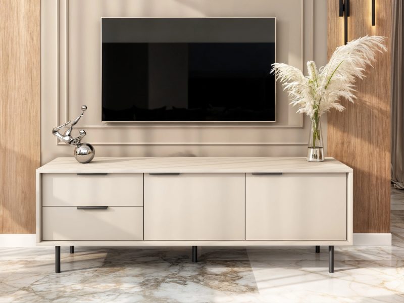 Moderne Kommode Cala 154cm in Kaschmir Matt mit Dekoration im Wohnzimmer.