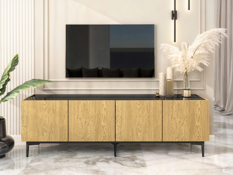 TV-Lowboard Pari im Wohnzimmer mit Fernseher, Eiche Natur Dune und schwarze Hochglanzplatte