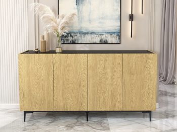 Kommode Pari im Wohnzimmer, Eiche Natur Dune mit schwarzer Hochglanzplatte, dekoriert mit Vase und Kerzen