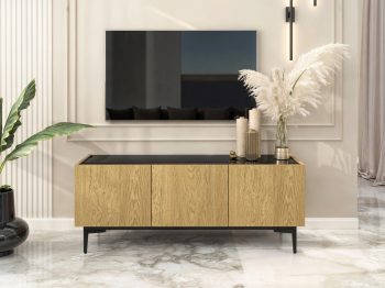 TV-Lowboard Pari 135cm im Wohnzimmer mit Fernseher, dekoriert mit Vase und Kerzen