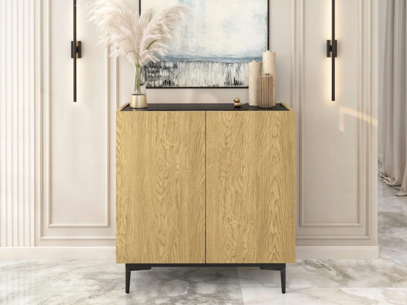 Kommode Pari 90cm im Wohnzimmerambiente mit Deko auf der schwarzen Hochglanzplatte