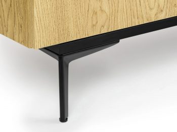 Detailansicht der schwarzen Metallbeine der Kommode Pari 135cm