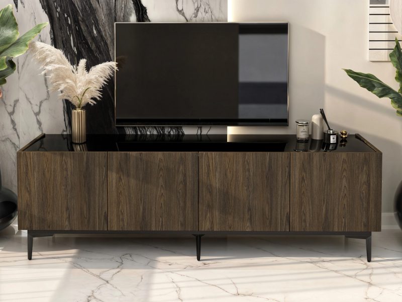 TV-Lowboard Pari 180cm in modernem Wohnzimmer mit Fernseher und Deko auf schwarzer Hochglanzplatte