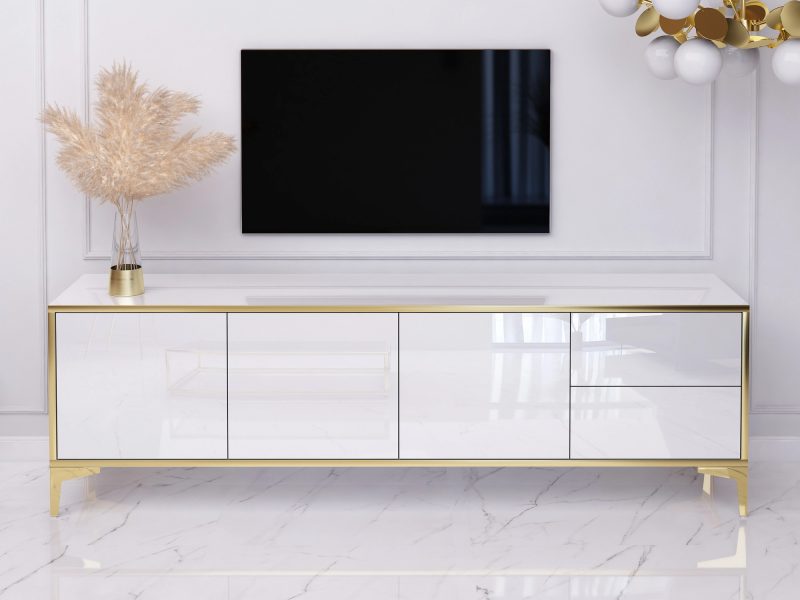 TV-Lowboard Monako 180cm in Weiß Hochglanz mit goldenen Akzenten in glamourösem Wohnzimmer mit Fernseher