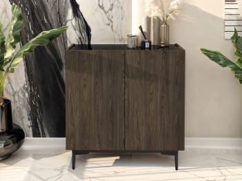 Kommode Pari 90cm im Wohnzimmer mit Dekoration auf schwarzer Hochglanzplatte