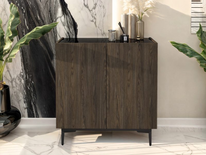 Kommode Pari 90cm im Wohnzimmer mit Dekoration auf schwarzer Hochglanzplatte