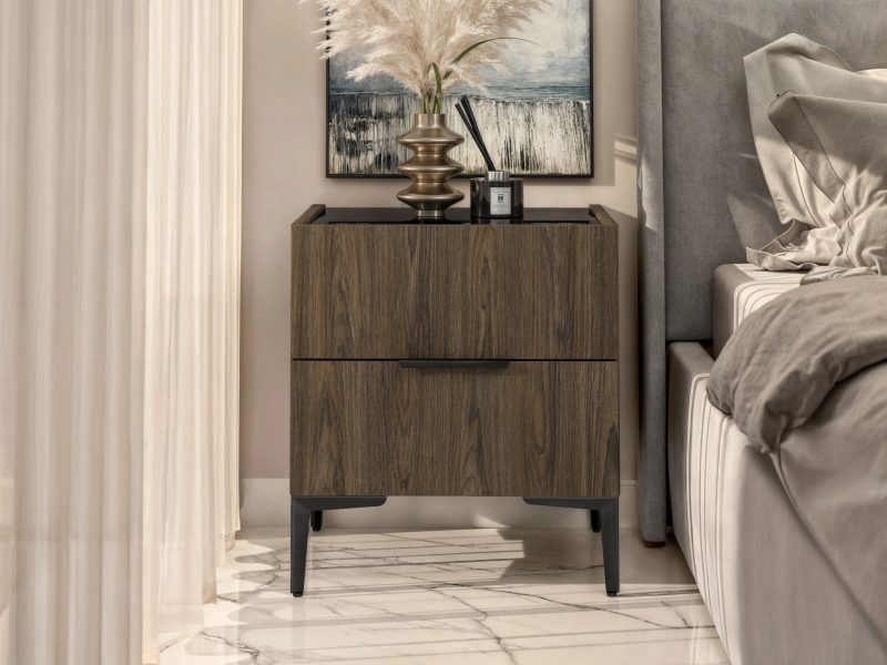 Moderner Nachttisch Pari im Schlafzimmer mit Dekoration auf schwarzer Hochglanzplatte