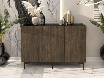 Kommode Pari 135cm in modernem Wohnzimmer mit Dekoration auf schwarzer Hochglanzplatte