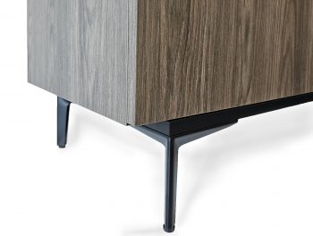 Detailaufnahme schwarzer Metallfüße der Kommode Pari 135cm