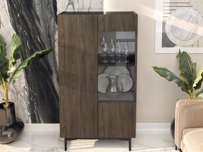 Vitrine Pari 80cm in modernem Wohnzimmer mit Geschirr und Gläsern hinter Glas präsentiert