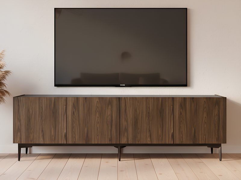 Moderne TV-Lowboard aus dunklem Nussbaumholz mit klarer Front und schwarzen Metallfüßen