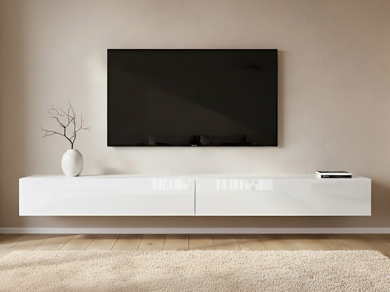 Modernes, vollständig hochglänzendes weißes TV-Lowboard in schwebender Form unter einem wandmontierten Fernseher.