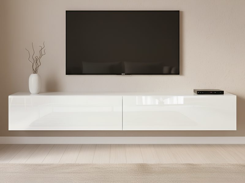 Vollständig hochglänzendes weißes, schwebendes TV-Lowboard unter einem wandmontierten Fernseher in einem modernen, hellen Wohnzimmer.