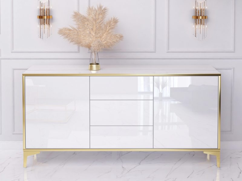 Kommode Monako 154cm in Weiß Hochglanz mit goldenen Akzenten in glamourösem Wohnzimmer