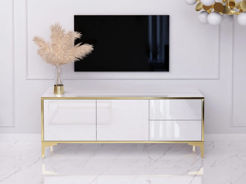 TV-Lowboard Monako 136cm in Weiß Hochglanz mit goldenen Akzenten unter Wand-TV im glamourösen Wohnzimmer