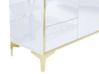 Detailansicht der Seite und goldfarbenen Füße der Kommode Monako mit reflektierender Oberfläche