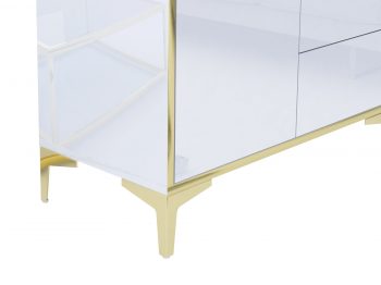 Nahaufnahme der Seitenansicht mit goldenen Füßen und Hochglanzoberfläche der Kommode Monako